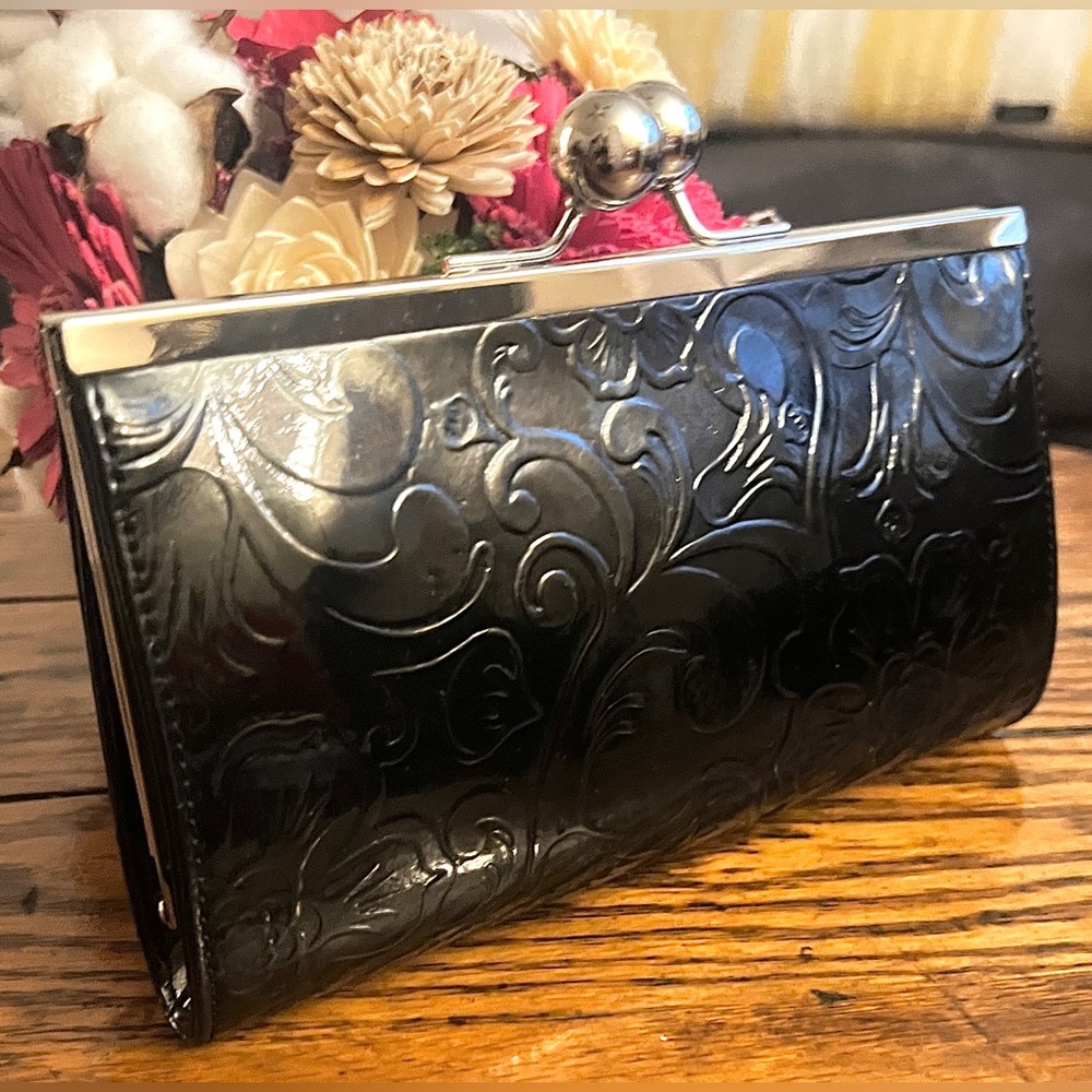 Rare Baekgaard Black Floral Print Patent Leather Kiss Lock Clutch Purse EUC💫